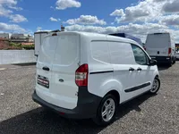 Ford-Transit Courier detalhes 2